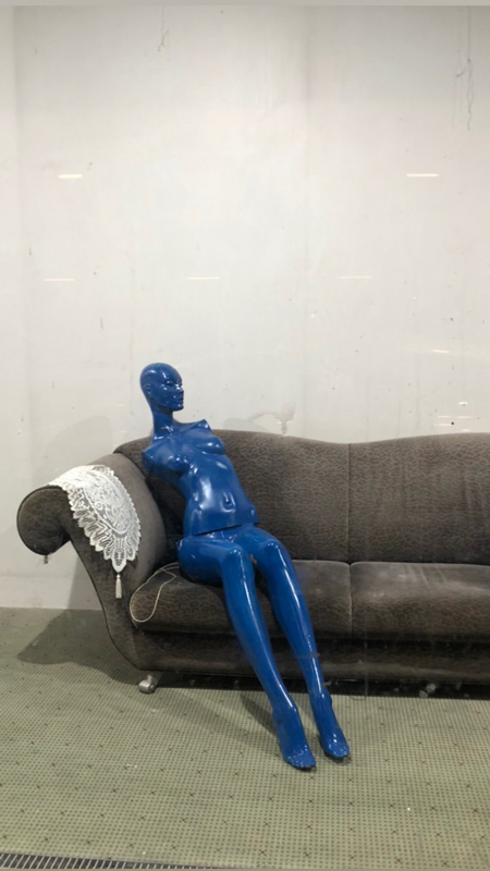 mannequin bleu posé sur un canapé